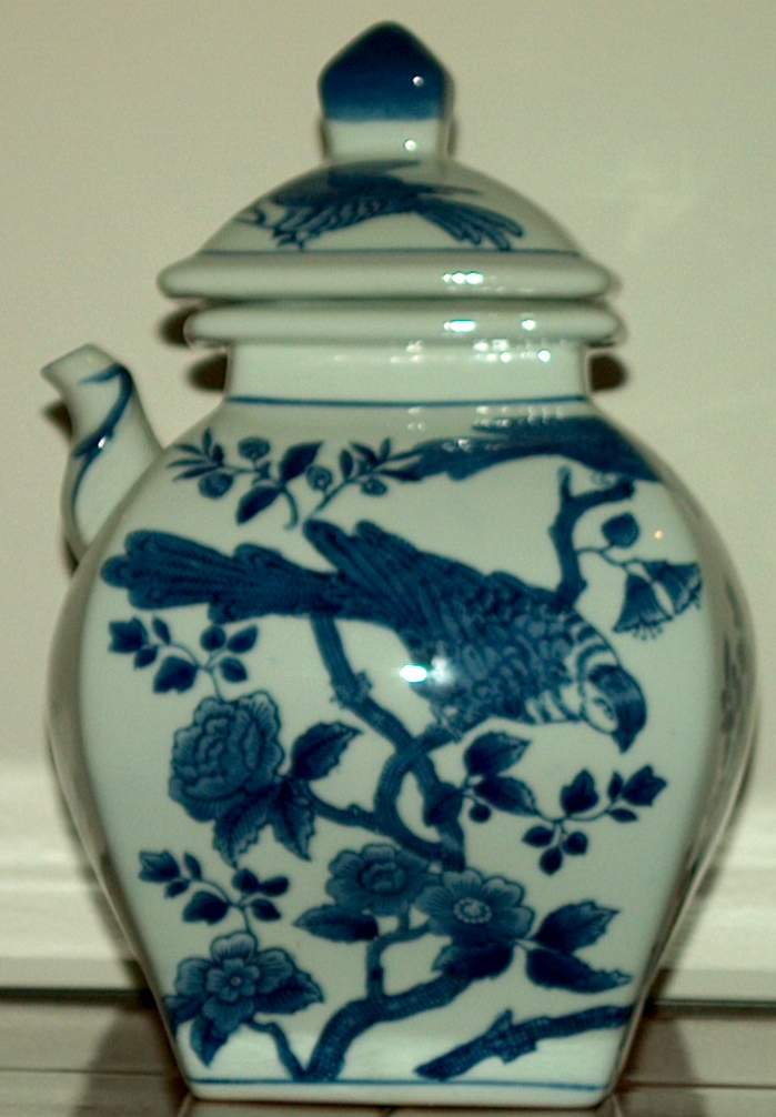 CHINESE BLUE AND WHITE COVERED WATER JUG
